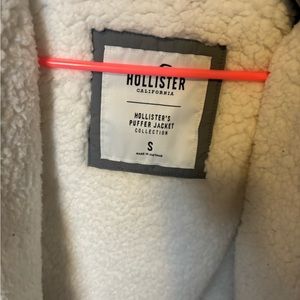Gray Hollister puffer jacket, white inside with hood